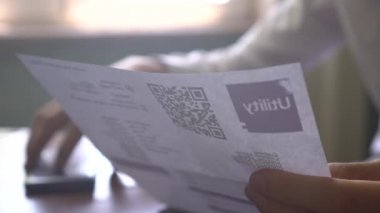 Müşteri elektrik faturalarını mobil bankacılık uygulamalarındaki QR kodunu tarayarak ödüyor. Mobil teknoloji ile faturaları ödemek için QR kodları