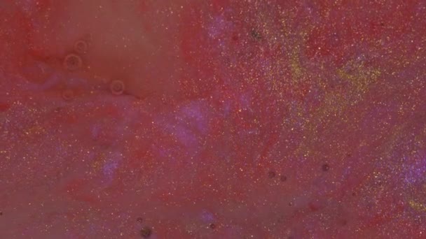 Υγρό Προϊόν Μακιγιάζ Ροζ Μωβ Και Γυαλιστερά Σωματίδια Χρυσού Κινούνται — Αρχείο Βίντεο
