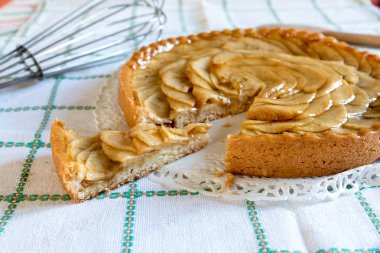 Elmalı turta dekore edilmiş ev yapımı