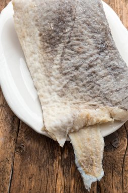 Çiğ tuzlanmış morina balığı dilimi.