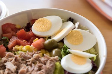 yumurta ile karışık salata 