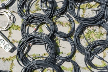 Sahne ekipmanları yerde yatıyor.