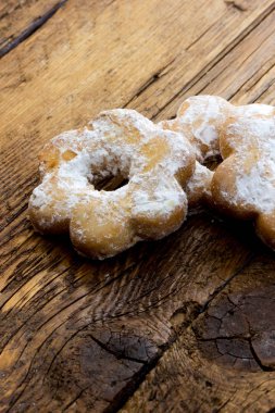 Reçel ile dolu bisküvi