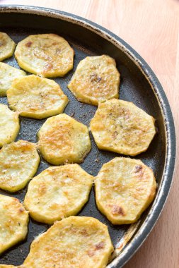 Fırında patates kızartması.