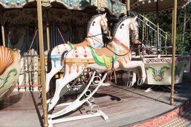 Antika atlıkarınca beyaz at