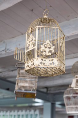 Kapıyı açık ile boş kuş kafesi