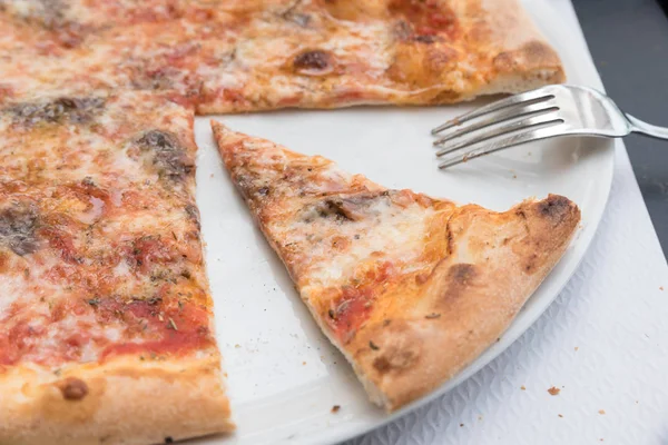 Pizza Italiana Saborosa Com Anchovas — Fotografia de Stock