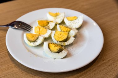 Tuz karabiber ve zeytinyağı ile haşlanmış yumurta