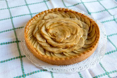 Elmalı turta dekore edilmiş ev yapımı