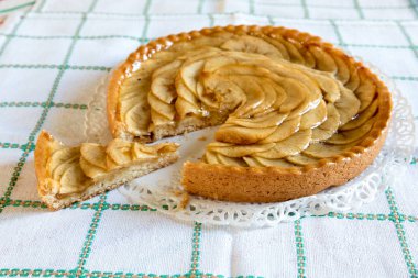 Elmalı turta dekore edilmiş ev yapımı
