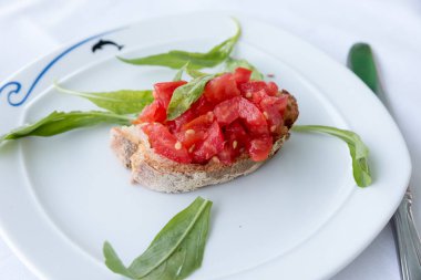 Domates ve fesleğenli bruschetta.