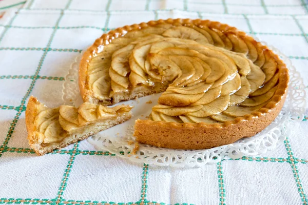 Elmalı turta dekore edilmiş ev yapımı