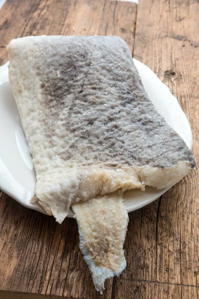 Çiğ tuzlanmış morina balığı dilimi.