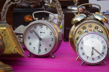 Vintage saate bir bit pazarı