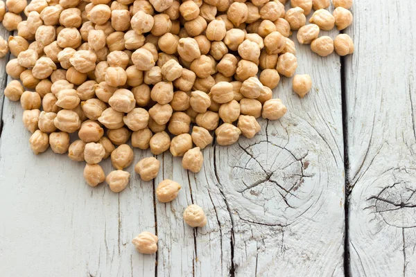 Masanın üzerinde organik nohut