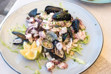 limon ile deniz salatası