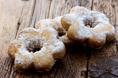 Reçel ile dolu bisküvi