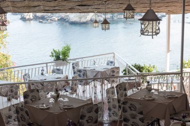 Bir restoranın terasında Sehpalar