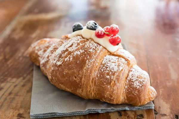 Croissanty Plněné Mascarpone Zdobený Brusinkami Rybízem Stock Obrázky