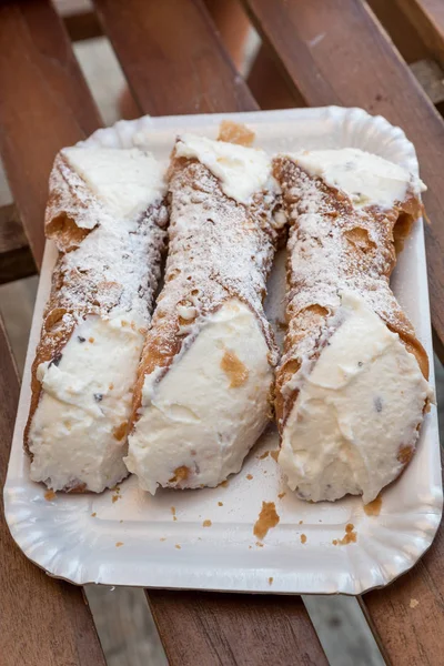 Şekerli meyveli Sicilya tatlısı.