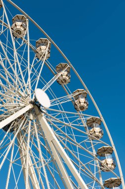 Mavi gökyüzü ile dönme dolap