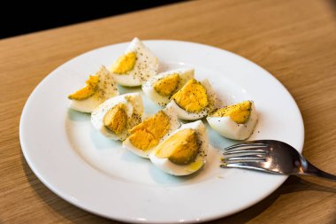 Tuz karabiber ve zeytinyağı ile haşlanmış yumurta