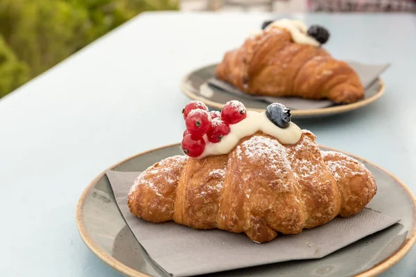 Croissant Cremoso Com Bagas — Fotografia de Stock