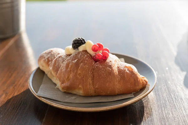 Croissant Cremoso Com Bagas — Fotografia de Stock