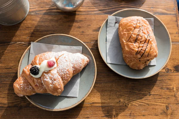 Croissant Con Crema Mascarpone Bayas — Foto de Stock