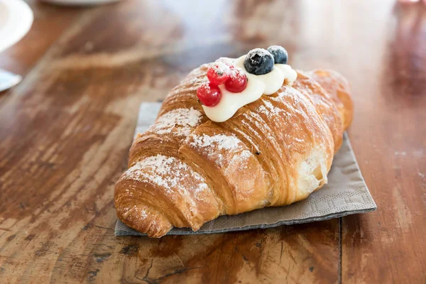 Croissant Preenchido Com Mascarpone Decorado Com Cranberries Groselhas — Fotografia de Stock