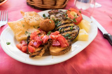 Sicilya spesiyaliteleriyle dolu bir tabak.