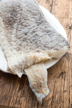 Çiğ tuzlanmış morina balığı dilimi.