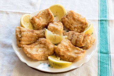 Limonlu ekmekli ve kızarmış tuzlu morina