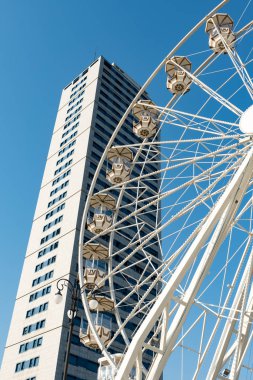 Mavi gökyüzü ile dönme dolap