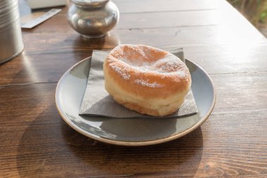 Kremalı ve şekerli Krapfen.