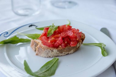 Domates ve fesleğenli bruschetta.