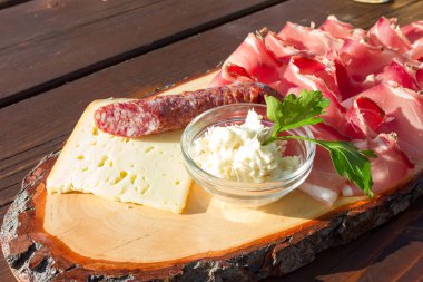 Leke salam ve peynir horseradish sos ile