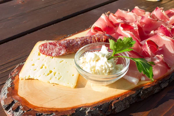 Leke salam ve peynir horseradish sos ile