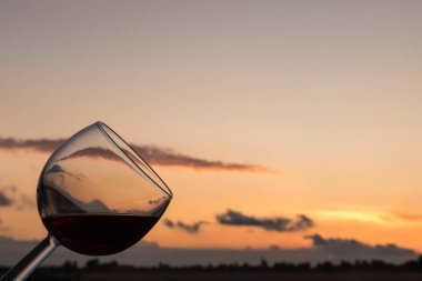 Gün batımı manzaraya şarap