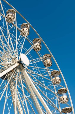 Mavi gökyüzü ile dönme dolap