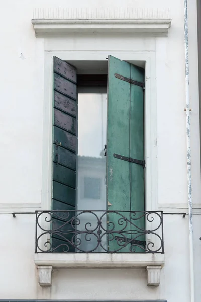 Старые Окна Тревизо — стоковое фото