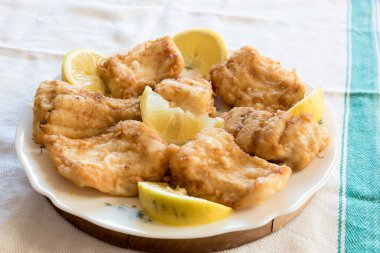 Limonlu ekmekli ve kızarmış tuzlu morina