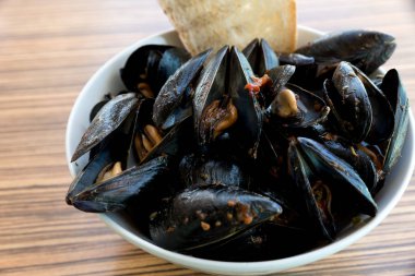 Limon ve ekmek biberli midye