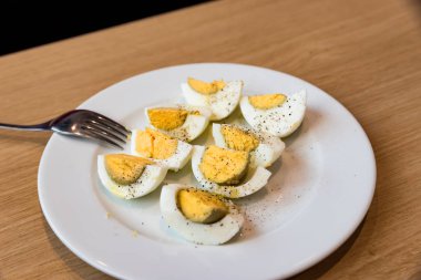 Tuz karabiber ve zeytinyağı ile haşlanmış yumurta