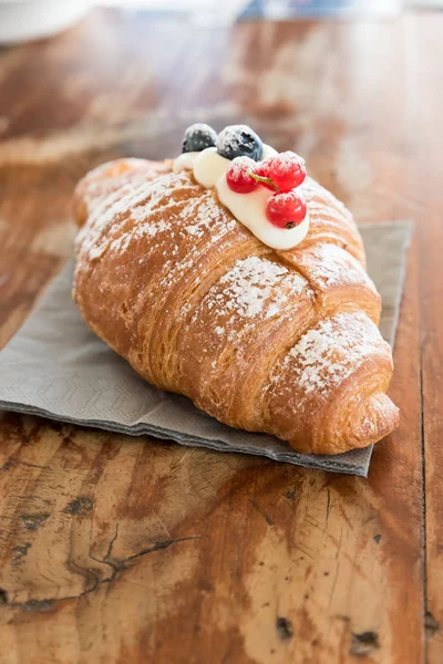 Croissant Preenchido Com Mascarpone Decorado Com Cranberries Groselhas — Fotografia de Stock