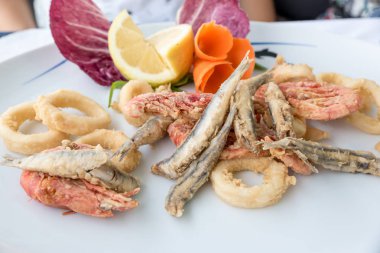 Karışık kızarmış balık görünümü