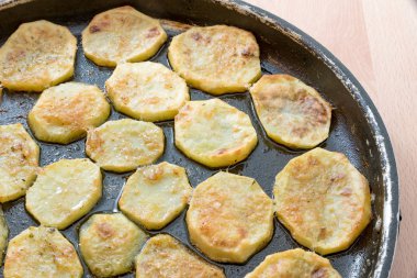 Fırında patates kızartması.