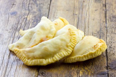 Puglia panzerotti domates ve mozzarella peyniri ile doldurulmuş