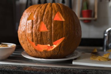 Beyaz arkaplanlı Cadılar Bayramı balkabağı