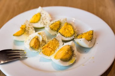 Tuz karabiber ve zeytinyağı ile haşlanmış yumurta